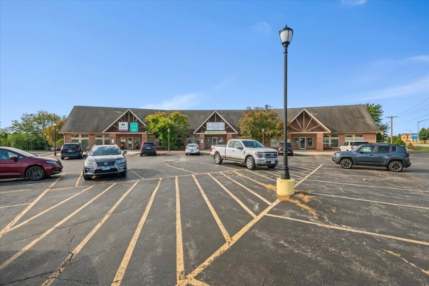 3111-3131 Robbins Rd, Springfield, IL for lease - Building Photo - Image 2 of 4