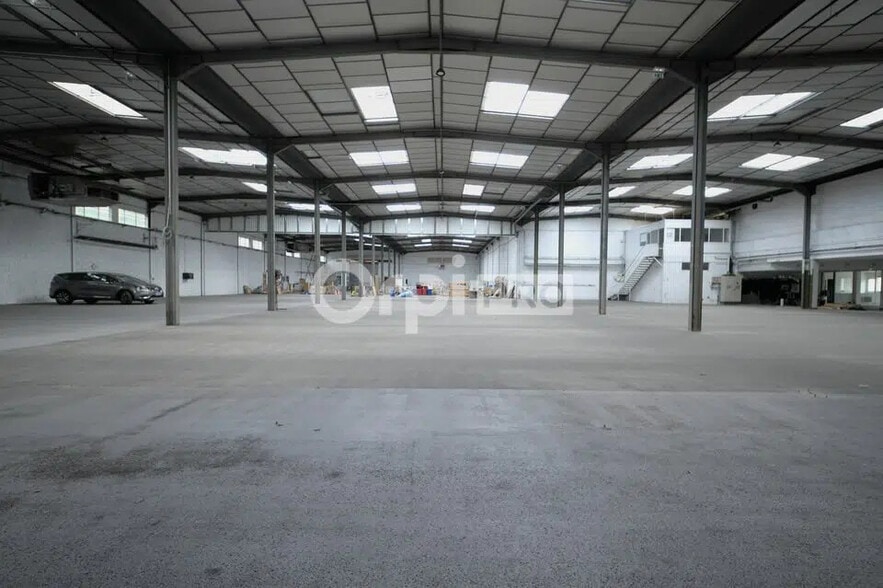 Office in Vaulx-en-Velin for lease - Interior Photo - Image 3 of 7