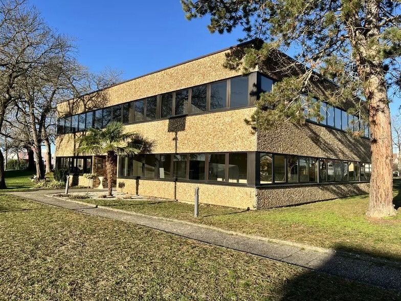Office in Hoenheim for lease - Building Photo - Image 1 of 8