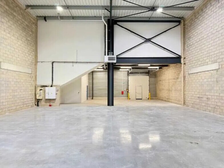 8 Rue Denis Papin, Trappes for lease - Interior Photo - Image 2 of 10