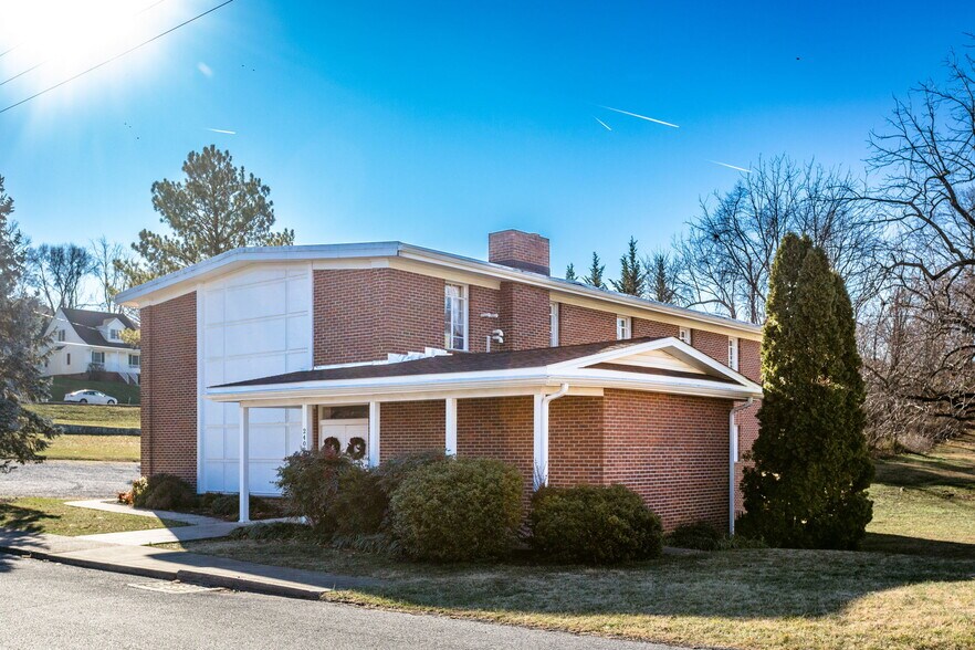 2408 Hickory St, Staunton, VA for sale - Primary Photo - Image 1 of 39