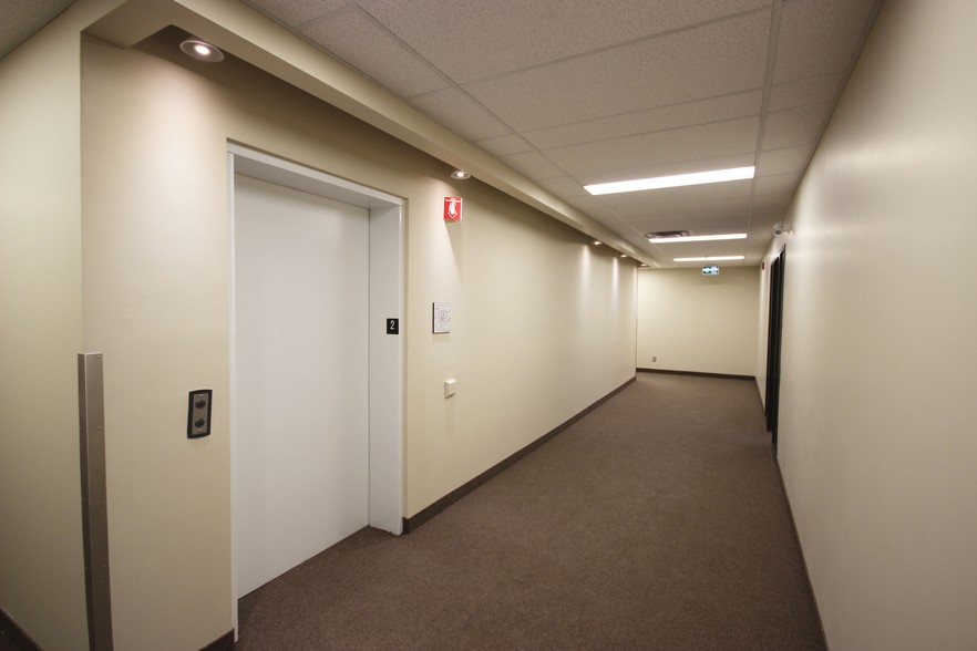 1050 Morrison Dr, Ottawa, ON for lease - Interior Photo - Image 2 of 8