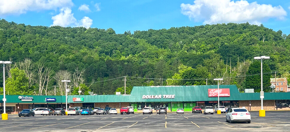 114-216 Collins Cir, Prestonsburg, KY for lease - Building Photo - Image 1 of 6