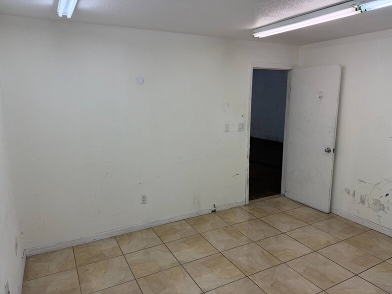 7004-7018 SW 4th St, Miami, FL for lease - Building Photo - Image 3 of 13