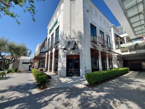 21720 Victory Blvd, Woodland Hills, CA for lease Building Photo- Image 1 of 8