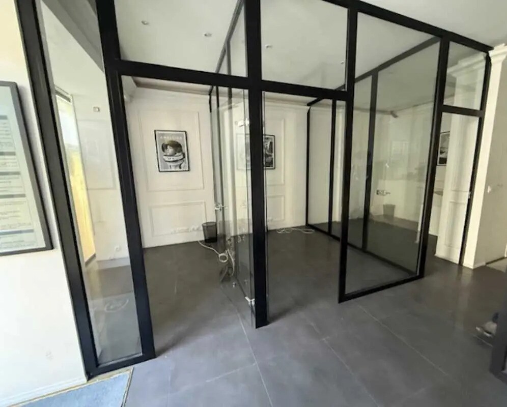 Retail in Paris for sale Interior Photo- Image 1 of 5