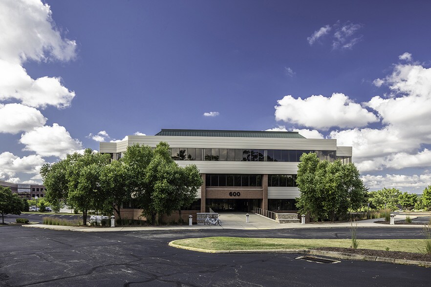 600 Corporate Center Dr, Coraopolis, PA for lease - Building Photo - Image 1 of 16