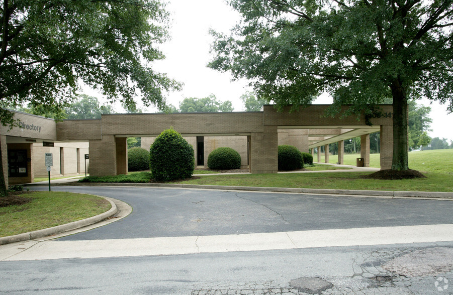 1403-1413 Johnston Willis Dr, Richmond, VA for lease - Building Photo - Image 3 of 8