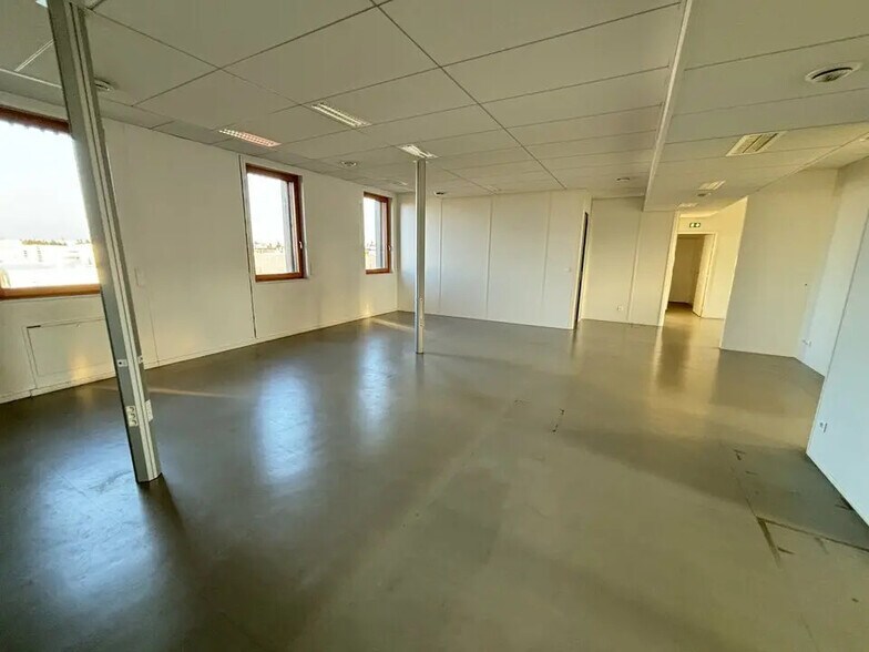 Office in Saint-Priest for sale - Building Photo - Image 2 of 12