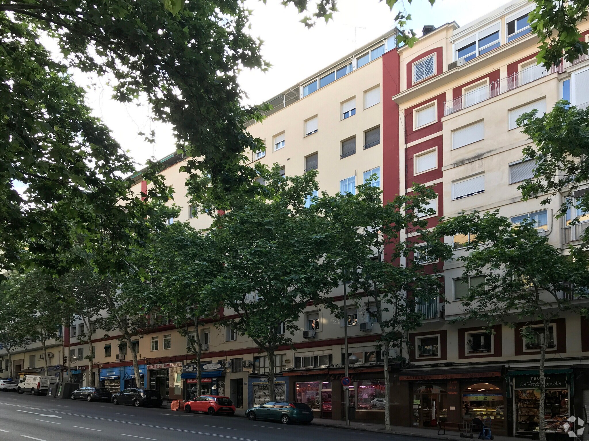 Avenida Zona Retiro, Madrid, Madrid for sale Primary Photo- Image 1 of 1