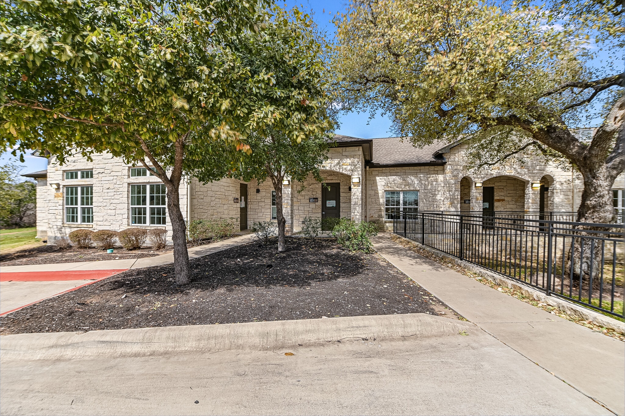 5915 La Crosse Ave, Austin, TX for lease Building Photo- Image 1 of 11