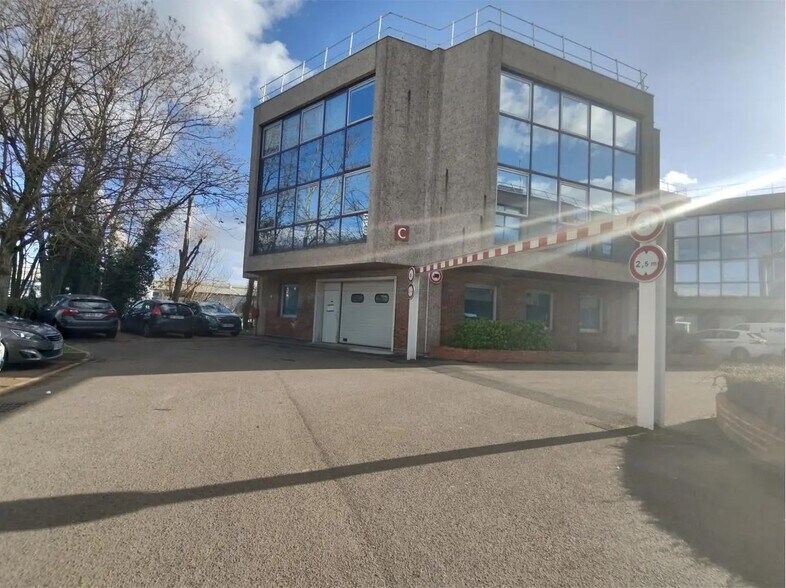 Flex in Nanterre for lease - Building Photo - Image 1 of 5