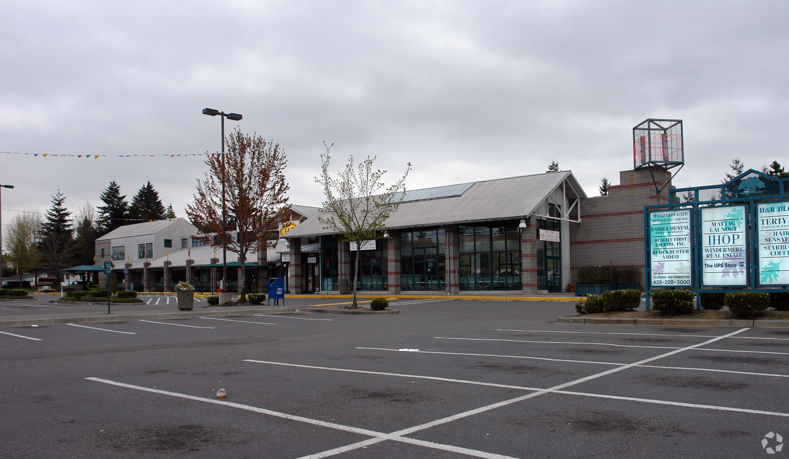 10002-10008 Aurora Ave N, Seattle, WA 98133 - Oaktree Village Shopping ...