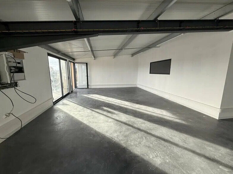 Office in Le Thor for lease - Interior Photo - Image 1 of 4