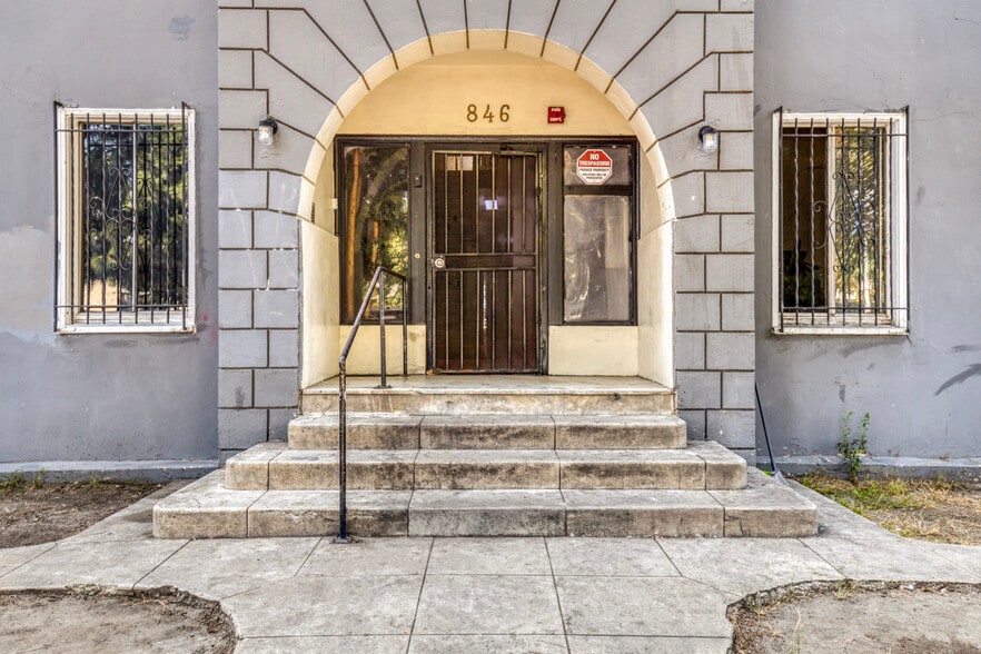 844 W Martin Luther King Jr Blvd, Los Angeles, CA for sale - Building Photo - Image 3 of 12