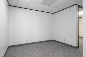 301 Wells Fargo Dr, Houston, TX for lease Interior Photo- Image 2 of 6