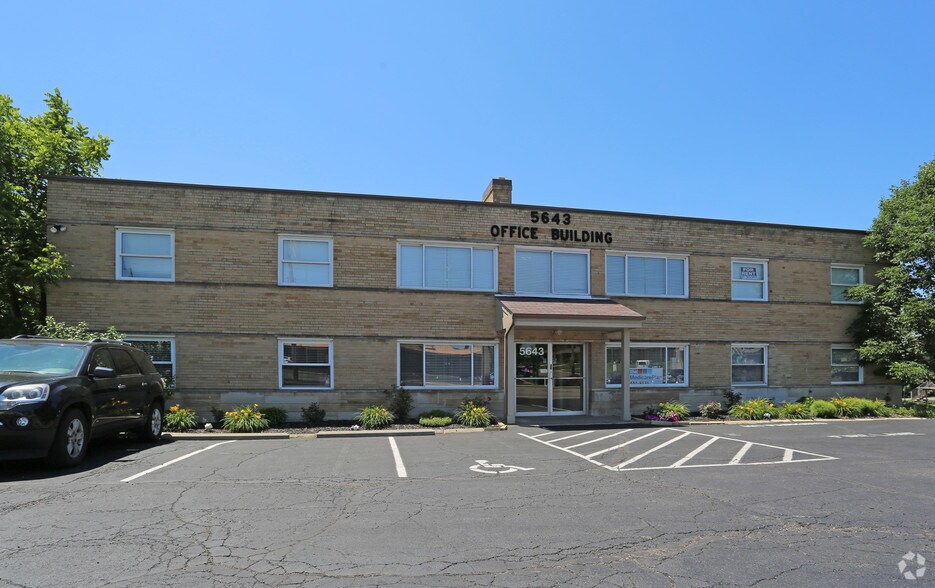 5643 Cheviot Rd, Cincinnati, OH for lease - Primary Photo - Image 1 of 12