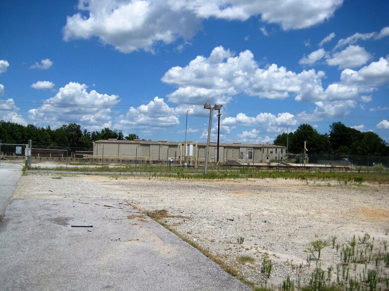 818 Torrington Rd, Clinton, SC 29325