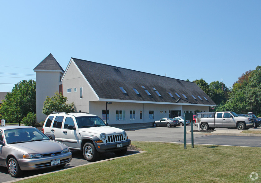 980 Westfall Rd, Rochester, NY for lease - Primary Photo - Image 1 of 36