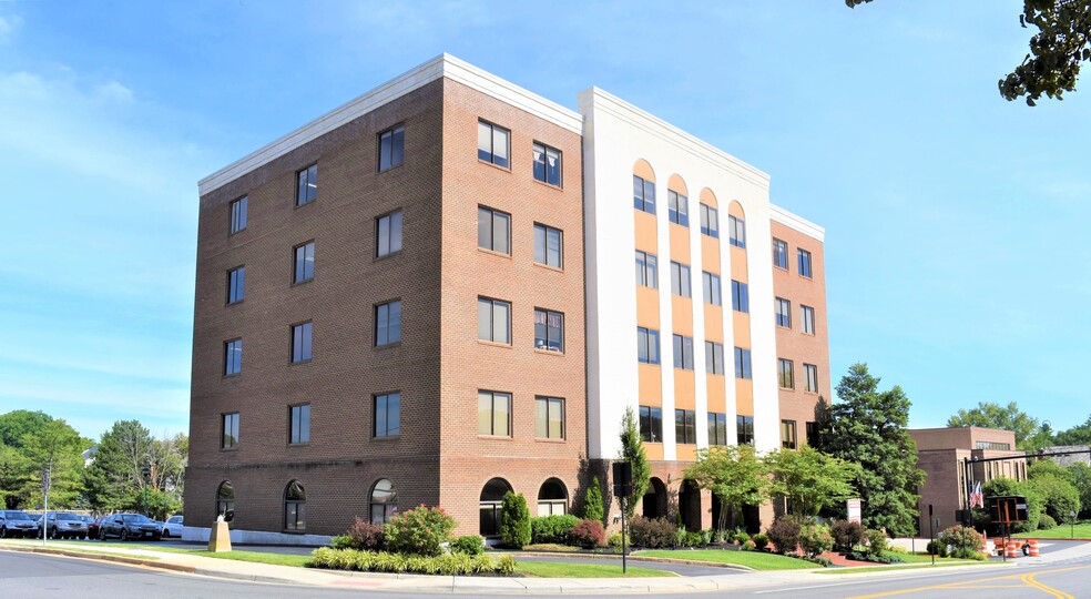 4041 University Dr, Fairfax, VA for lease - Building Photo - Image 1 of 16