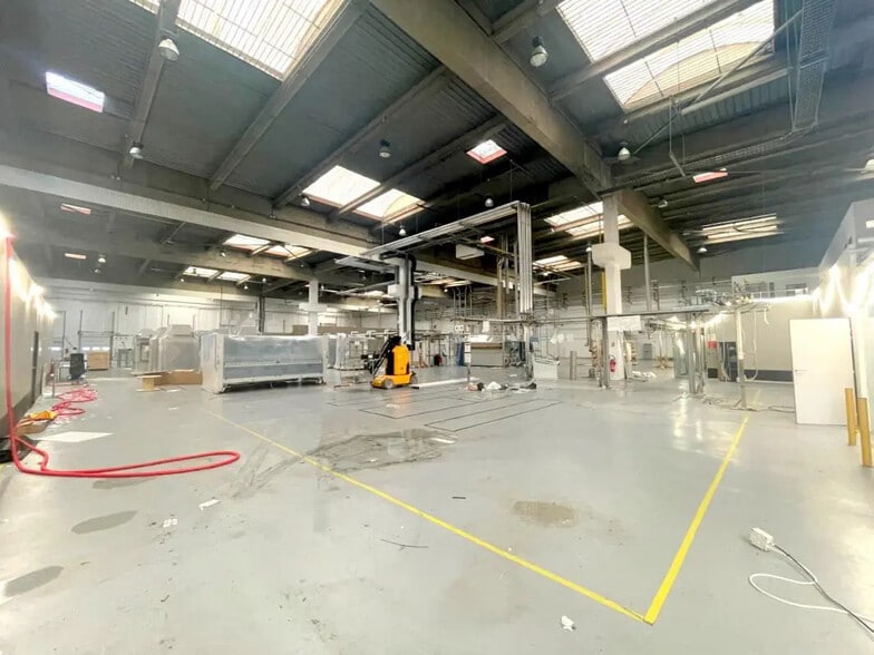 Rue D'Epluches, SAINT-OUEN-L'AUMONE for lease - Interior Photo - Image 3 of 13