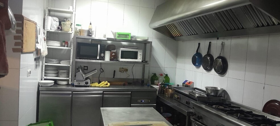 Retail in Cáceres, Cáceres for lease - Building Photo - Image 2 of 9