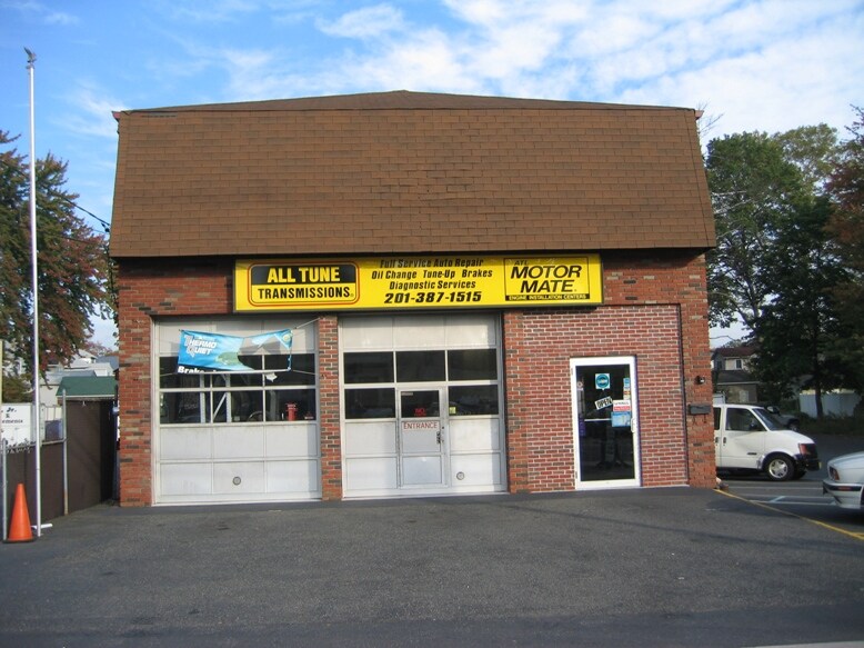 233 S Washington Ave, Bergenfield, NJ 07621