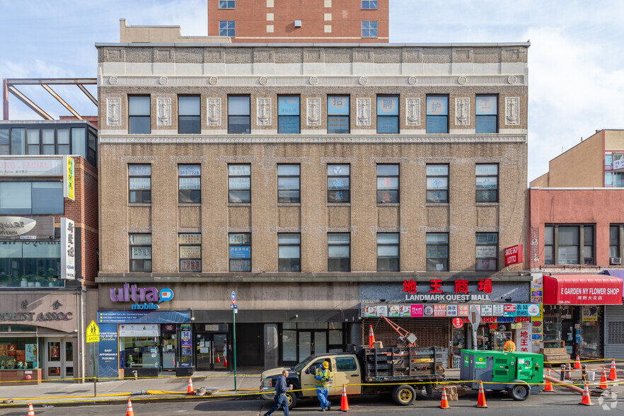 136-21 Roosevelt Ave, Flushing, NY 11354-5655, Flushing, NY for lease - Building Photo - Image 2 of 15