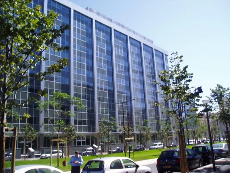 Office in Marseille for lease - Building Photo - Image 2 of 6