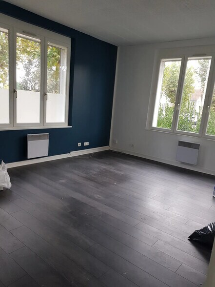 99 Avenue Louis Gallouedec, Fleury-les-Aubrais for lease - Interior Photo - Image 1 of 7