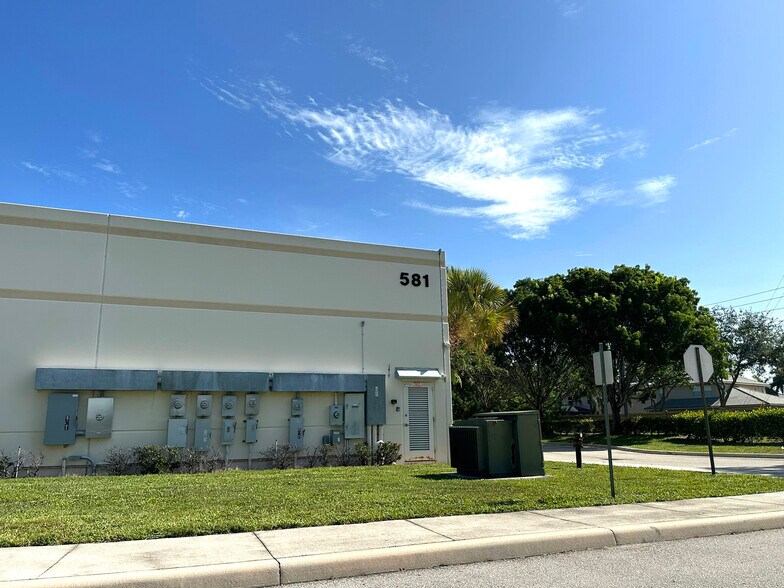 581 105th Ave N, West Palm Beach, FL for lease - Building Photo - Image 2 of 23
