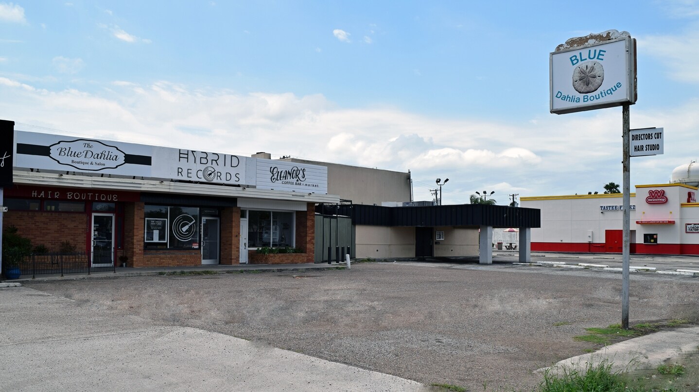 42234235 S Alameda St, Corpus Christi, TX 78412 Bar/Restaurant + 3