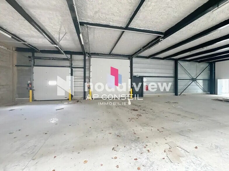 Flex in Trappes for lease - Interior Photo - Image 3 of 14