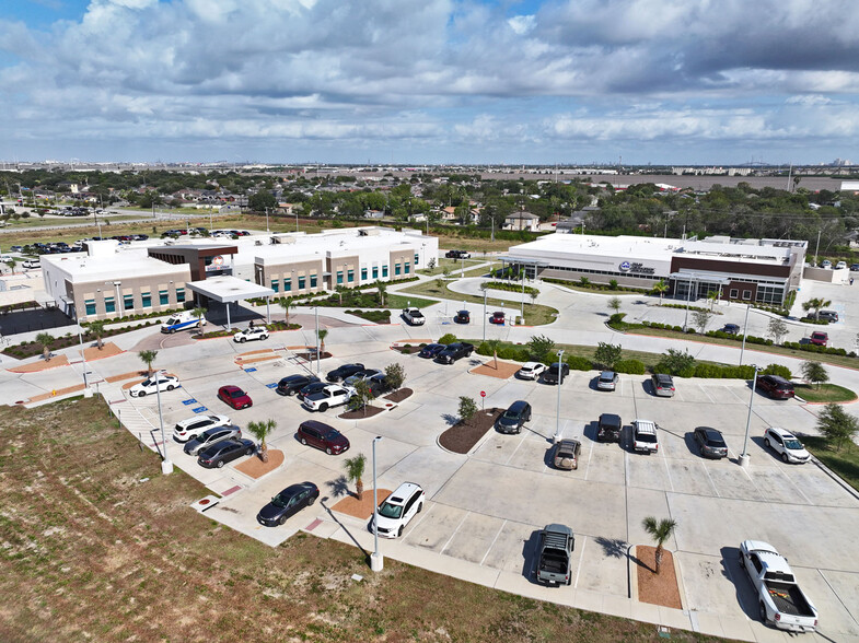 5917 Crosstown Expy, Corpus Christi, TX for sale - Building Photo - Image 3 of 6