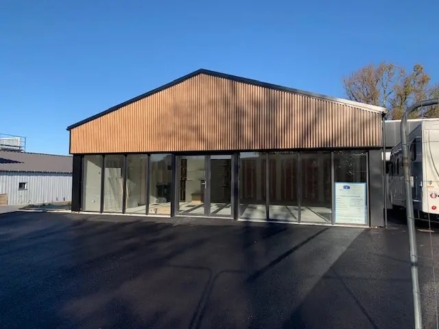 Flex in Auray for lease Building Photo- Image 1 of 3