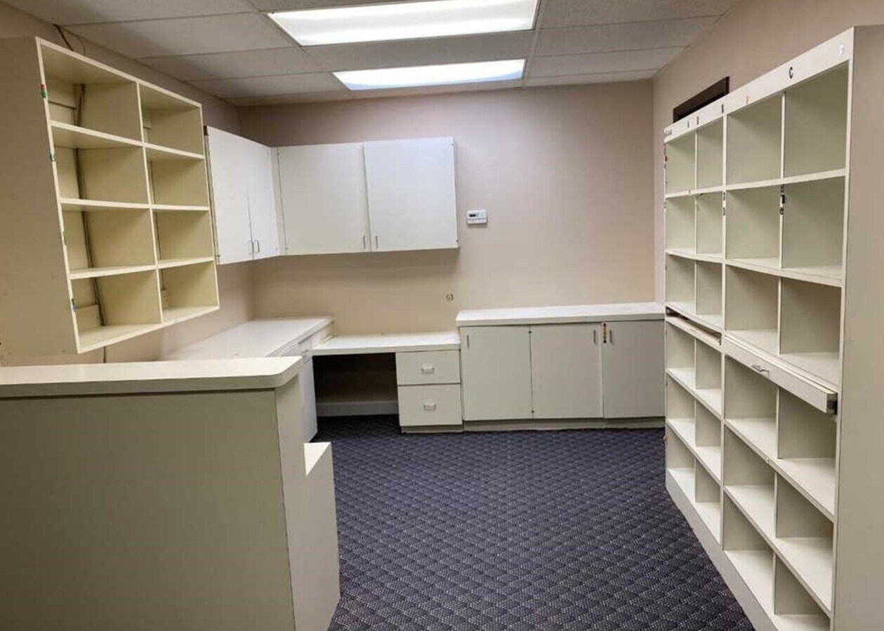 33330 Palmer Rd, Westland, MI 48186