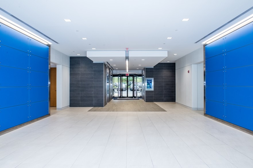 9990 Fairfax Blvd, Fairfax, VA for lease - Lobby - Image 1 of 4