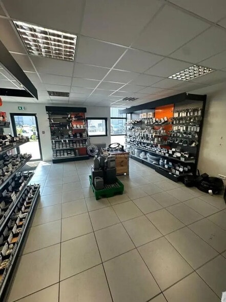 Flex in Norroy-le-Veneur for lease - Interior Photo - Image 3 of 9