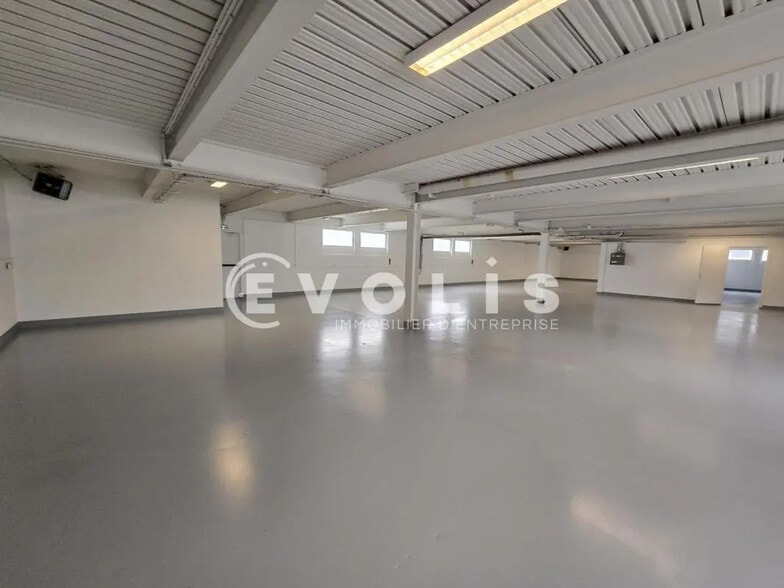 Flex in Les Ulis for lease - Interior Photo - Image 3 of 9