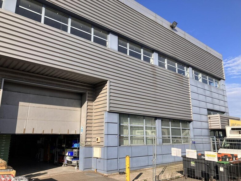 Flex in La Courneuve for lease - Building Photo - Image 3 of 9