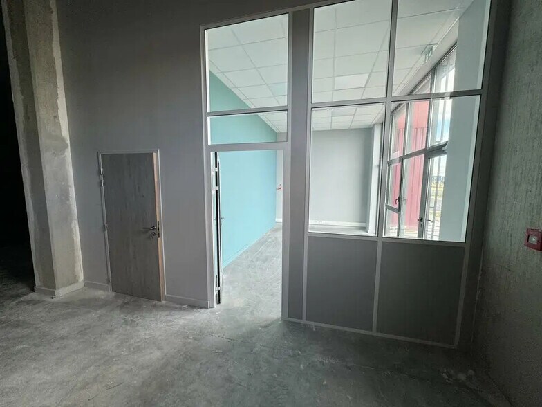 Office in Valence for lease - Building Photo - Image 3 of 4