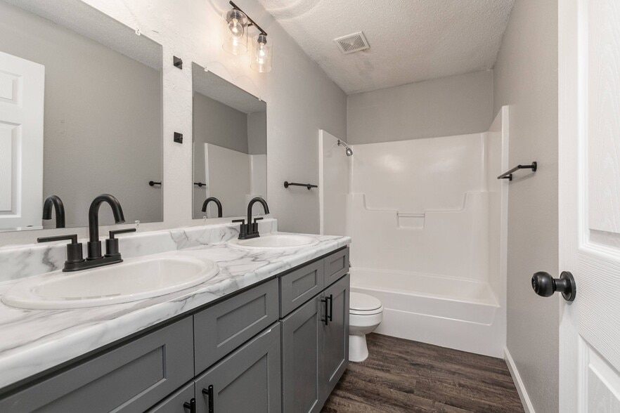 1147 Elm St, Springfield, MO for sale - Interior Photo - Image 2 of 19