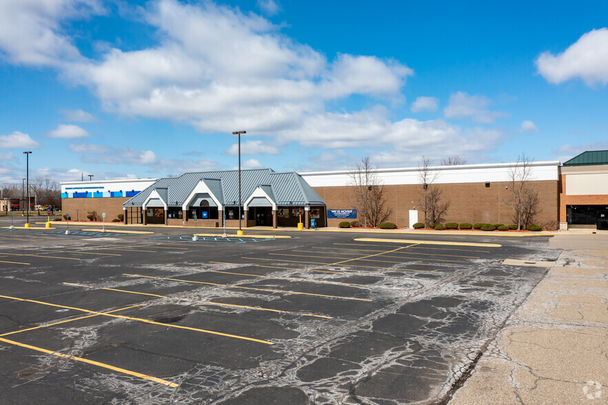 15255-15449 Hall Rd, Macomb Township, MI for lease - Building Photo - Image 3 of 10