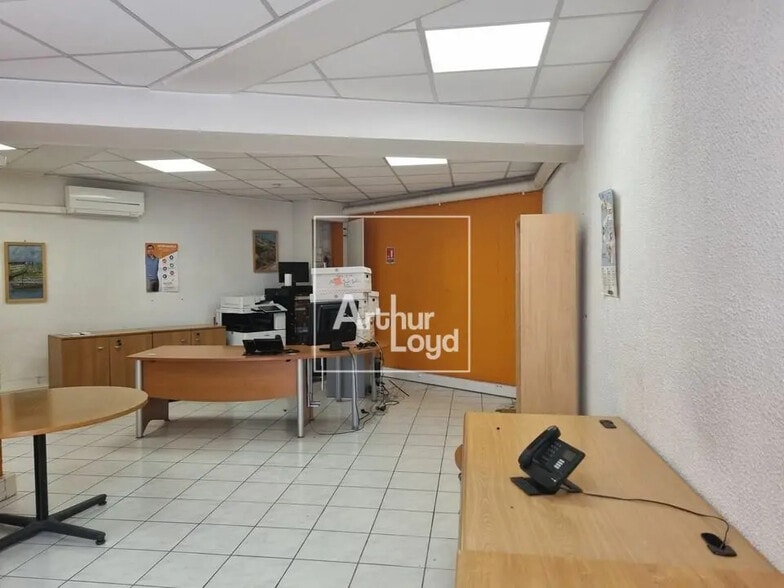 Retail in Melun for lease - Interior Photo - Image 2 of 5