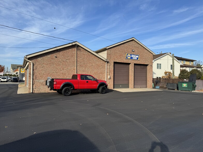 215 Market St, Elmwood Park, NJ for lease - Building Photo - Image 2 of 4