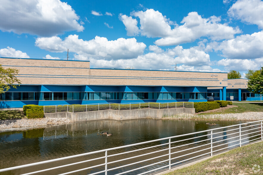 27101 Hills Tech Ct, Farmington Hills, MI for lease - Building Photo - Image 1 of 11