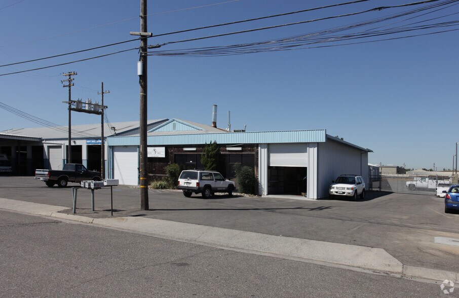 1413 Lone Palm Ave, Modesto, CA for lease - Building Photo - Image 2 of 11