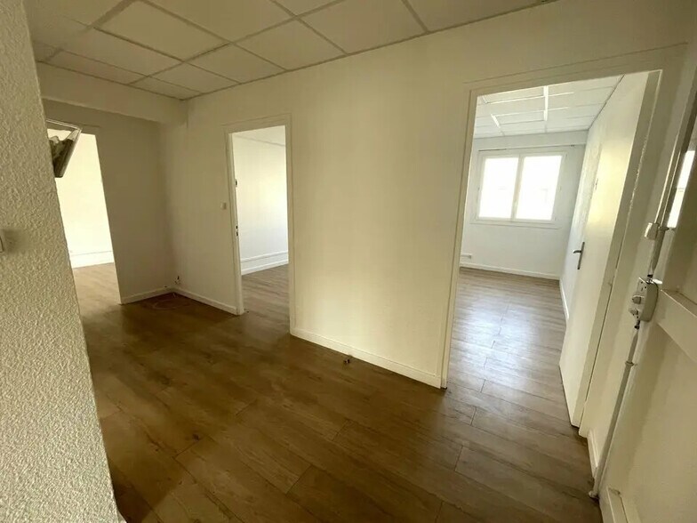 Office in Saint-Laurent-du-Var for lease - Interior Photo - Image 1 of 4