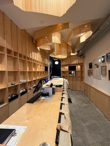 Retail in Paris for lease - Building Photo - Image 2 of 5