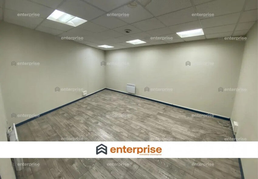 Office in Saint-Quentin for sale - Interior Photo - Image 1 of 6